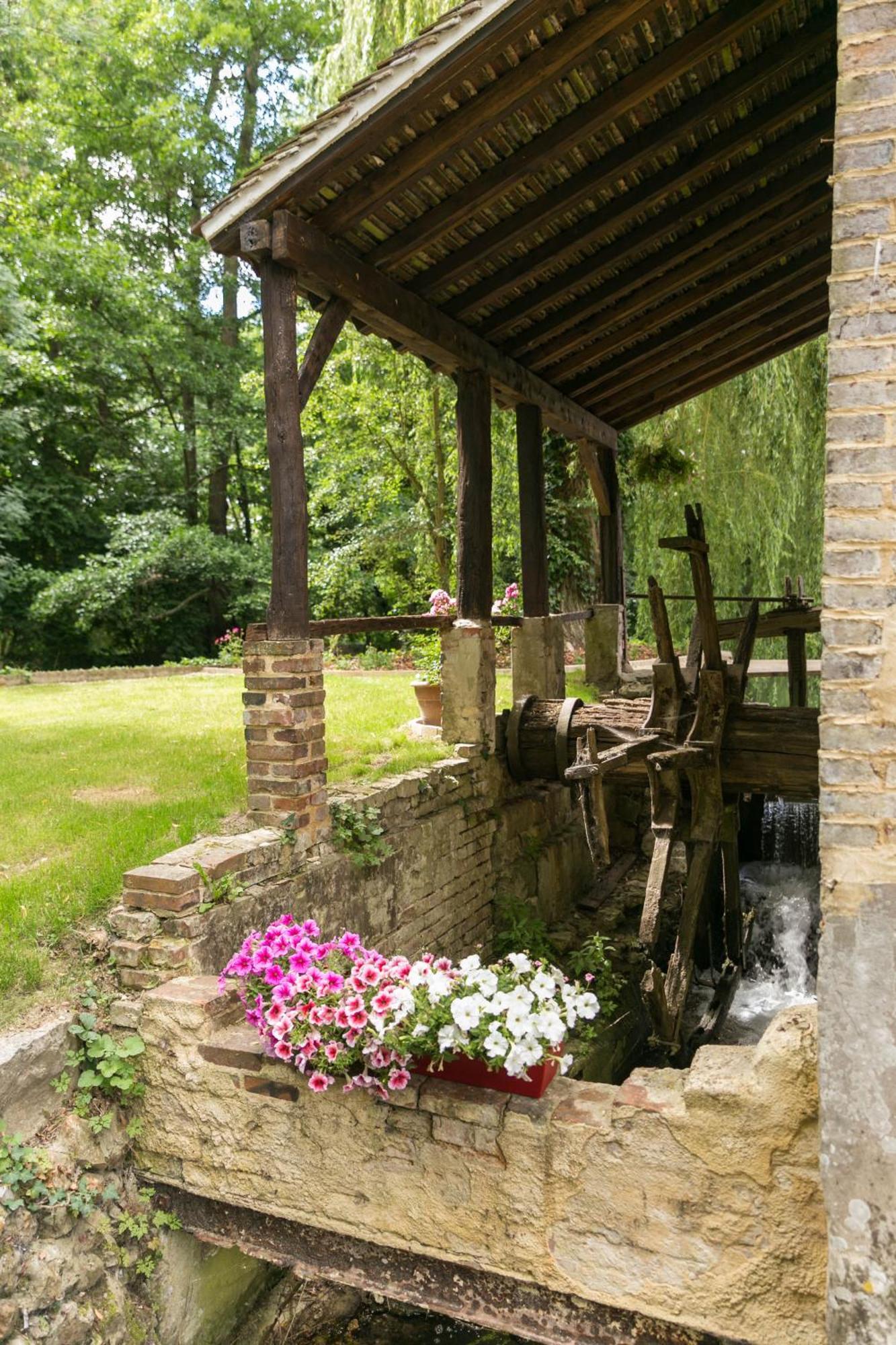 Du Moulin Au Bord De L Eau *